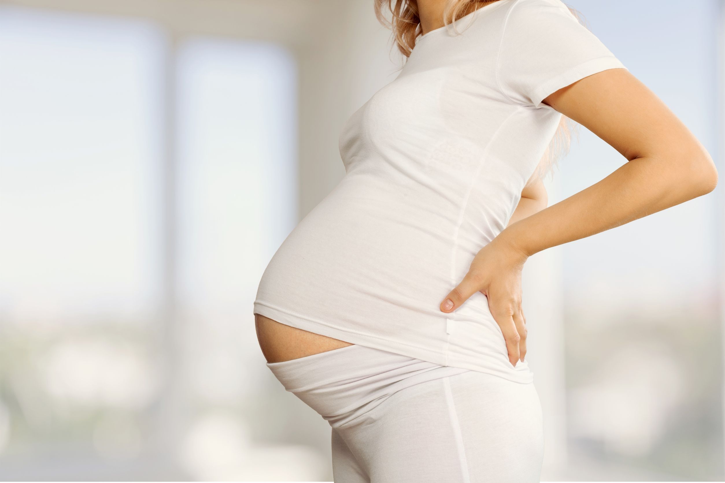 Забеременеть в 60. Беременной женщины в белой одежде. Фото беременности.